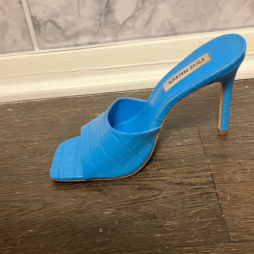 Steve Madden Vibrant Blue Croc-Embossed Heels